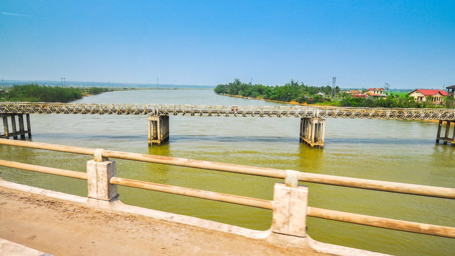 immersion-vietnam-et-cambodge-hien-luong-bridge